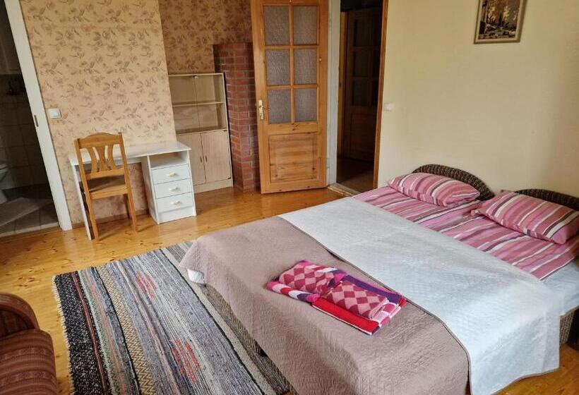 اتاق استاندارد سه نفره, Püha Guesthouse