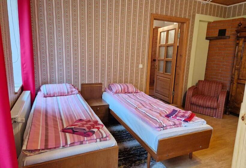 اتاق استاندارد چهار تخته, Püha Guesthouse