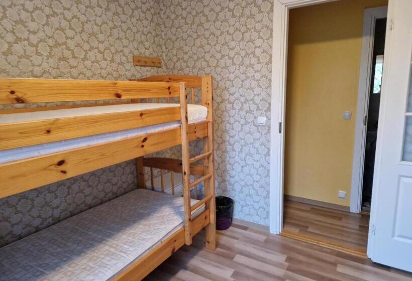اتاق استاندارد سه تخته با سرویس بهداشتی مشترک, Püha Guesthouse