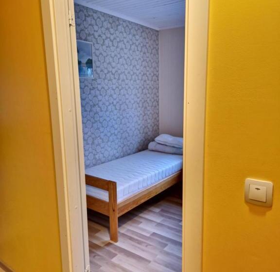 اتاق استاندارد سه تخته با سرویس بهداشتی مشترک, Püha Guesthouse