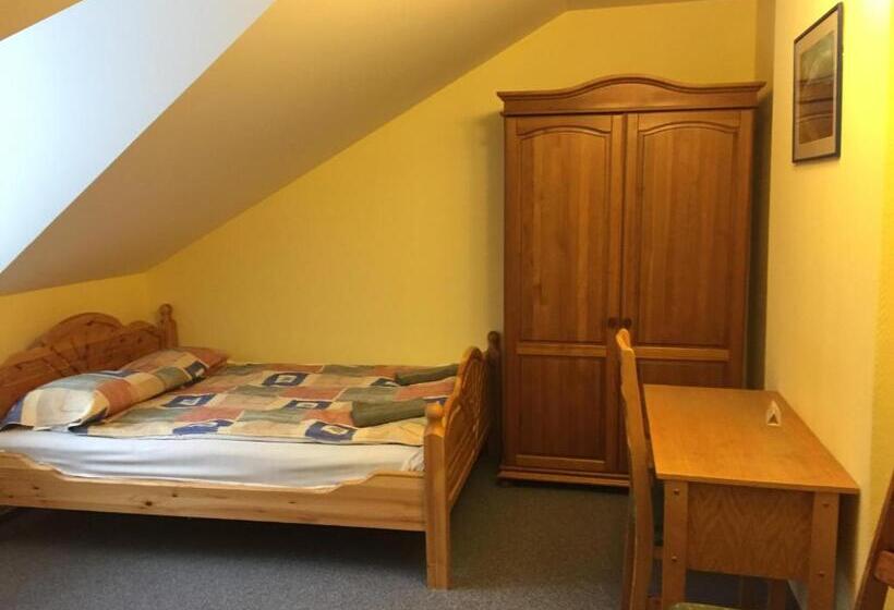 اتاق استاندارد سه تخته با سرویس بهداشتی مشترک, Strenči Guesthouse