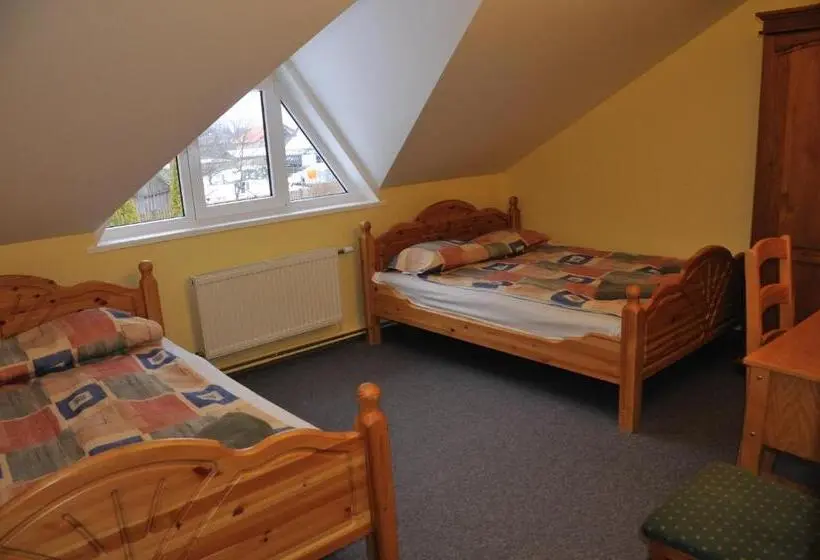 اتاق استاندارد سه تخته با سرویس بهداشتی مشترک, Strenči Guesthouse