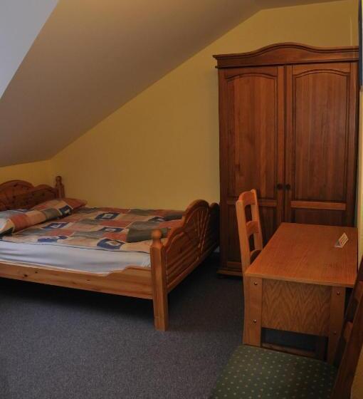 اتاق استاندارد سه تخته با سرویس بهداشتی مشترک, Strenči Guesthouse