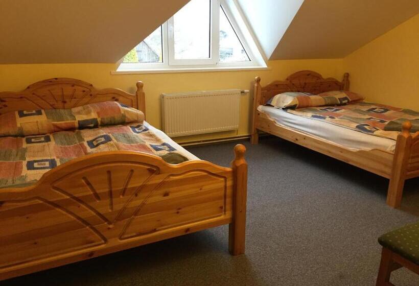 اتاق استاندارد سه تخته با سرویس بهداشتی مشترک, Strenči Guesthouse