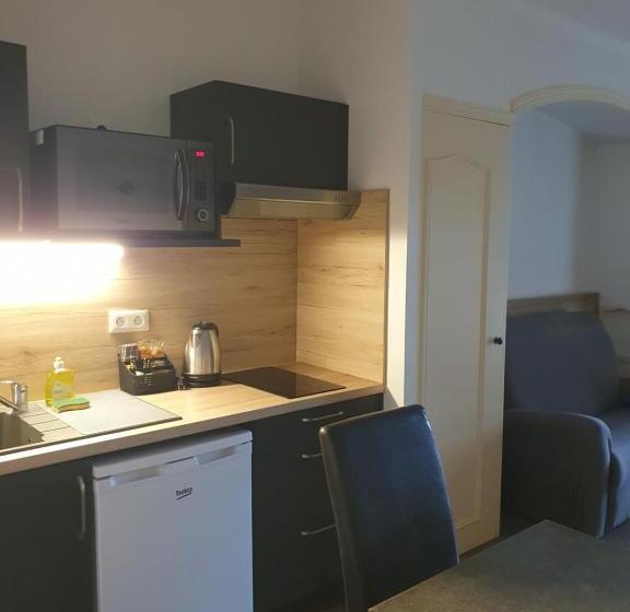 Апартаменты 1 Спальня, Auberge De La Tour  Appartements