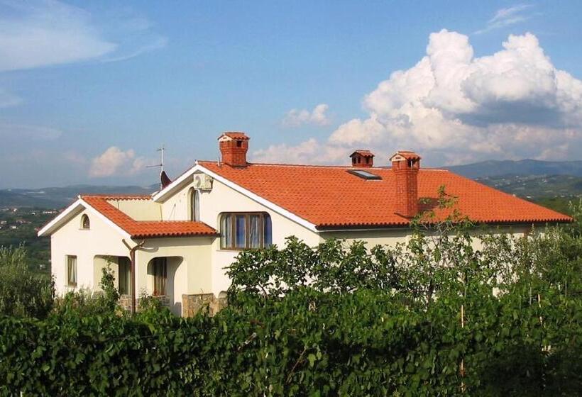 استودیو خانوادگی, Farm Stay Domačija Butul