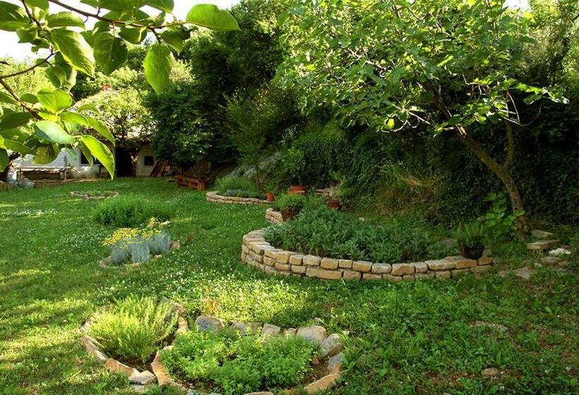 استودیو خانوادگی, Farm Stay Domačija Butul