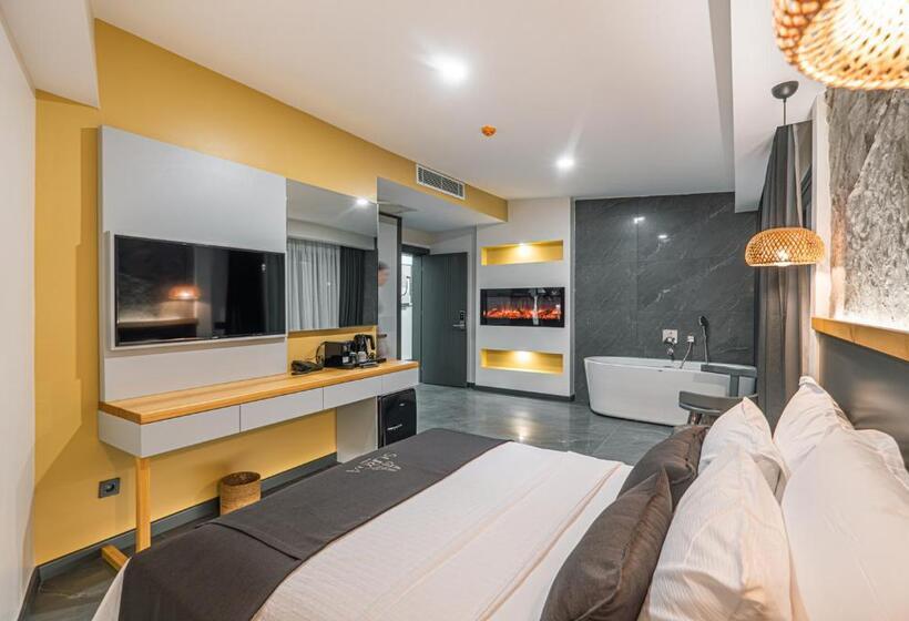 سوییت جونیور, Surga Alaçatı