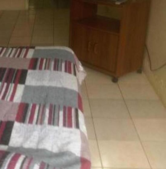 استودیوی استاندارد, Tonys Guest House