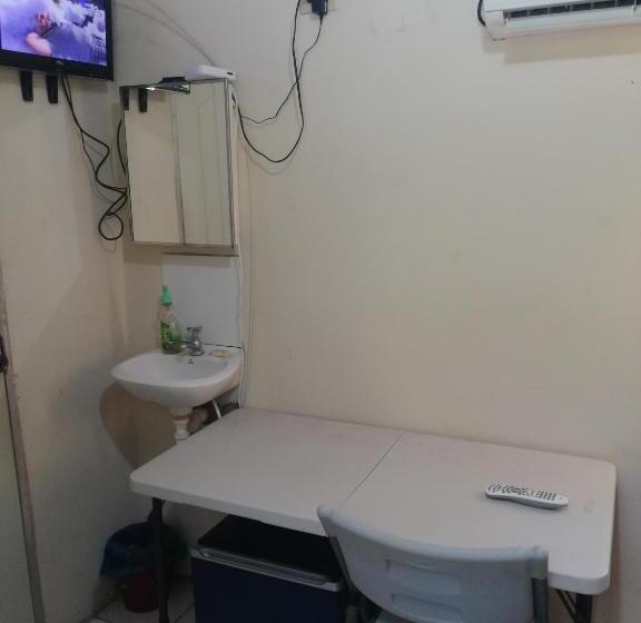 استودیوی استاندارد, Tonys Guest House