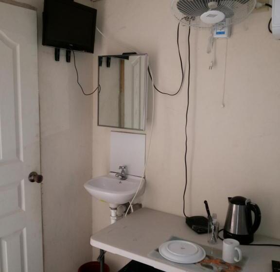 اتاق اکونومی, Tonys Guest House
