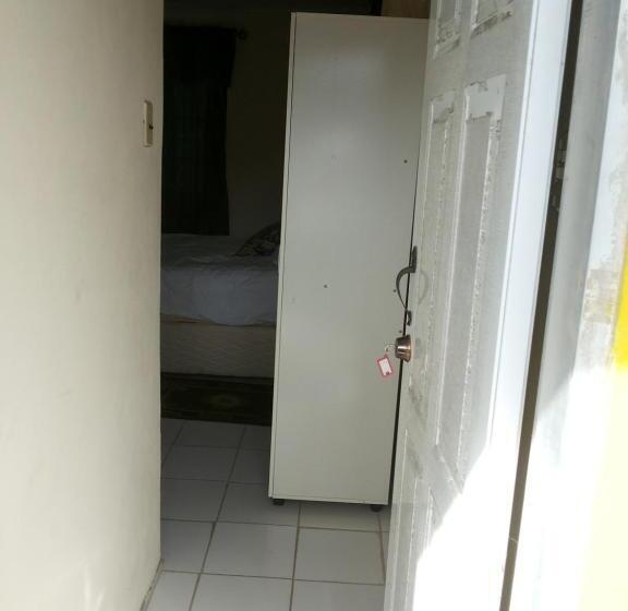 اتاق اکونومی, Tonys Guest House
