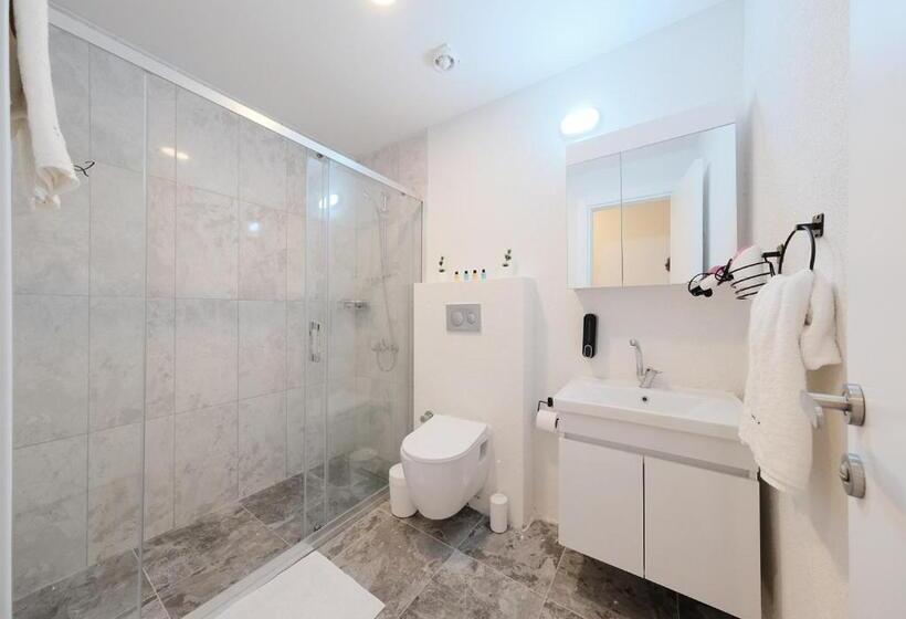 标准三人间, The Sunshine Otel