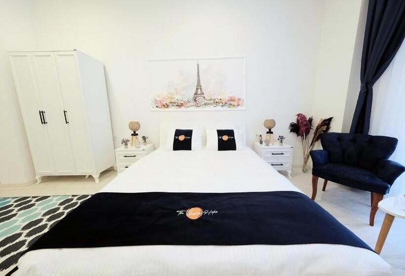 标准三人间, The Sunshine Otel