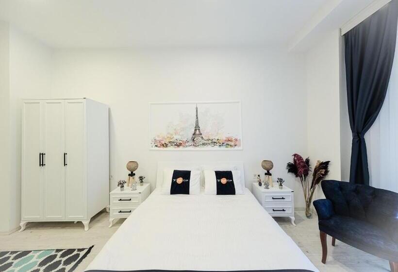 标准三人间, The Sunshine Otel