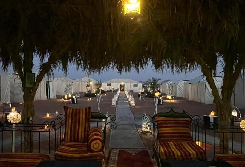 اتاق لوکس سه تخته, Merzouga Top Luxury Camp