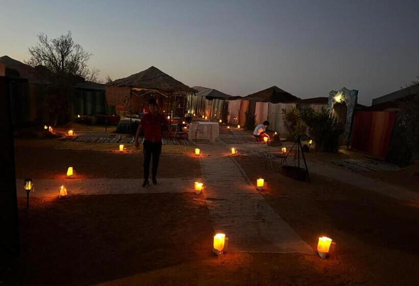 اتاق لوکس سه تخته, Merzouga Top Luxury Camp