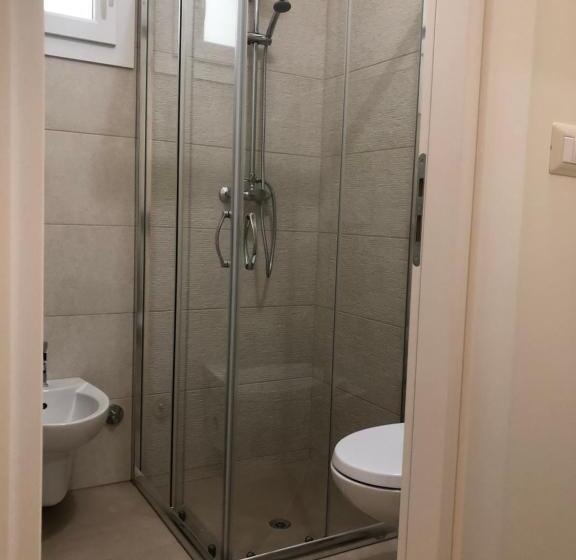 اتاق استاندارد با سرویس بهداشتی مشترک, Palèat Manduria