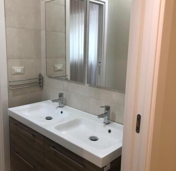 اتاق استاندارد با سرویس بهداشتی مشترک, Palèat Manduria