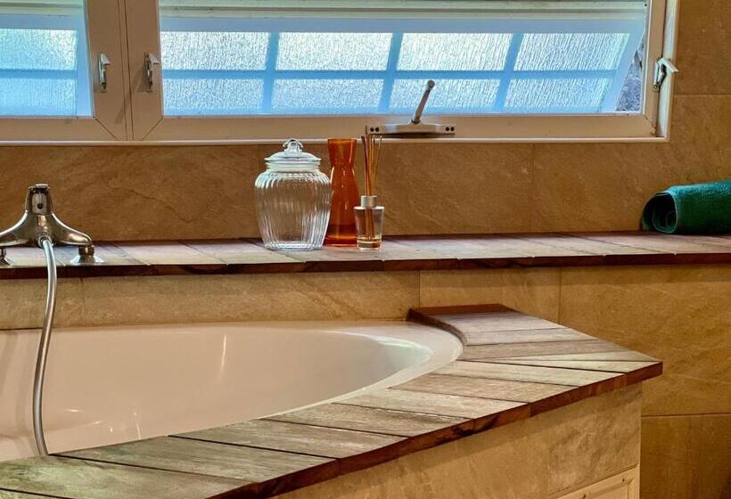 اتاق استاندارد چهار تخته, Maison Taina