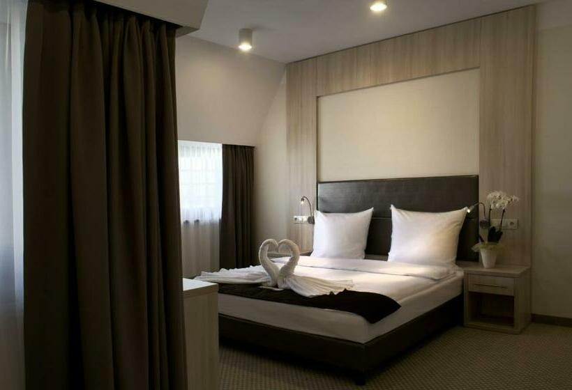 דירת שני חדרים, Antonio Conference