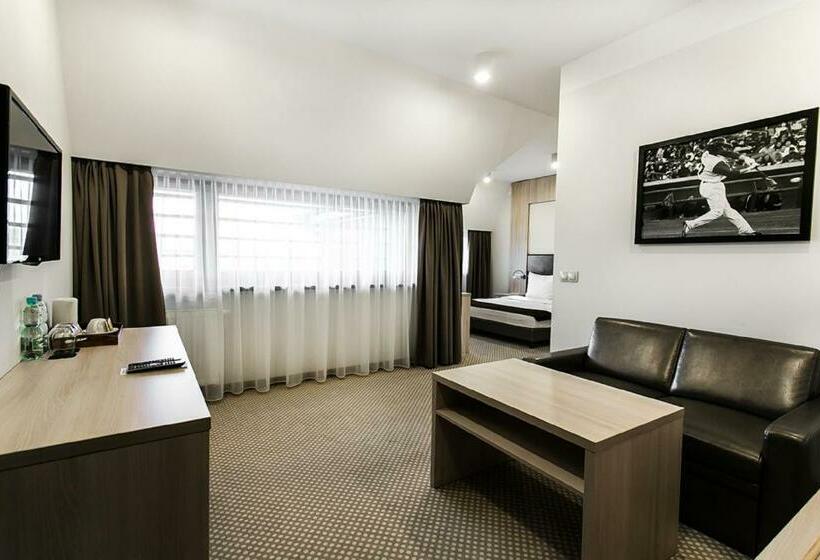 דירת חדר, Antonio Conference