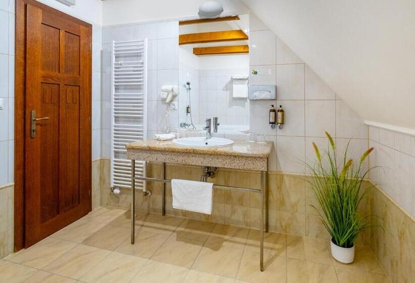 شقة غرفة واحدة, Golden Eagle