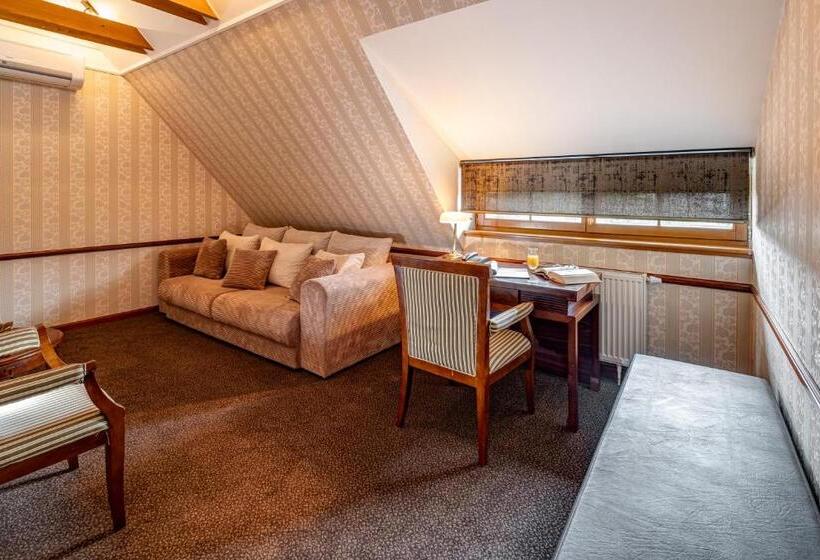 شقة غرفة واحدة, Golden Eagle