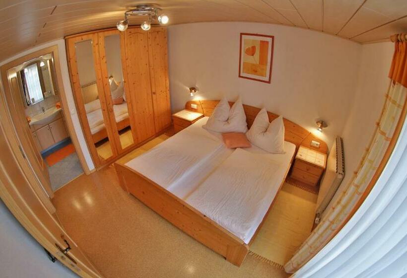 شقة غرفة واحدة, Haus Regina