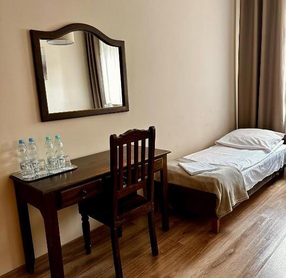 اتاق استاندارد چهار تخته, Ik Korona