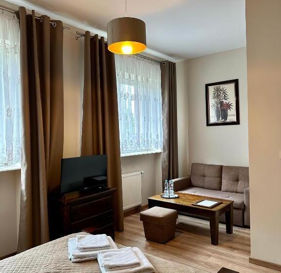 اتاق لوکس, Ik Korona