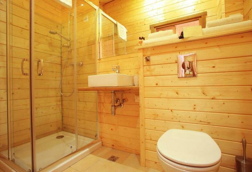 کابین, Jabłoń Lake Resort