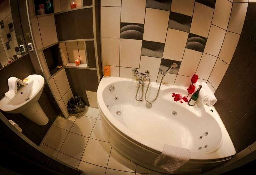 スタンダードスタジオ, Kompleks Noclegowo Gastronomiczny Laguna