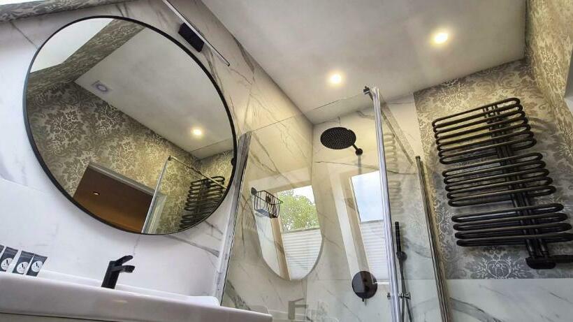 标准间, Monte Carlo Boutique