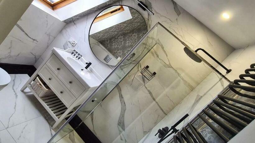 标准间, Monte Carlo Boutique