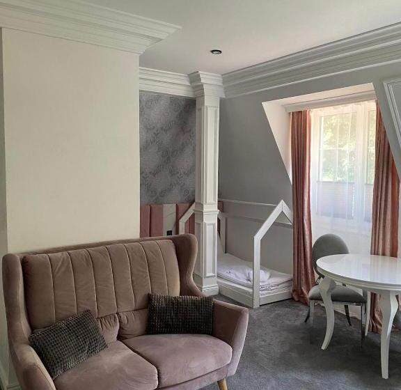 家庭间, Monte Carlo Boutique