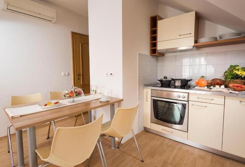 آپارتمان 1 خوابه با بالکن, Rooms & Restaurant Ostarija