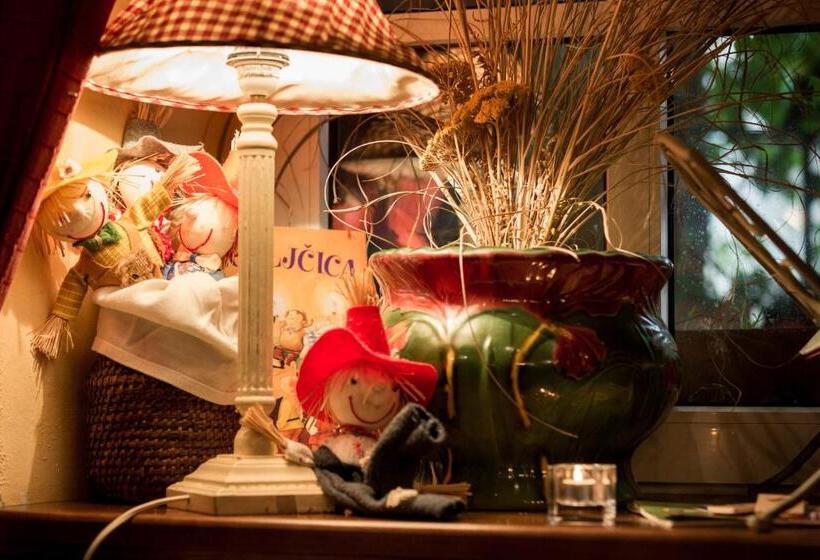 سوییت خانوادگی, Rooms & Restaurant Ostarija