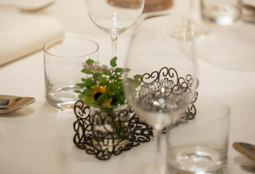 اتاق خانوادگی, Rooms & Restaurant Ostarija