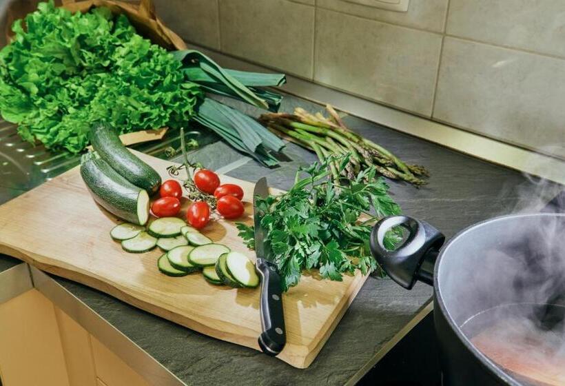 اتاق خانوادگی, Rooms & Restaurant Ostarija