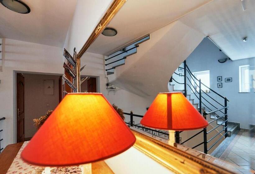 اتاق خانوادگی, Rooms & Restaurant Ostarija