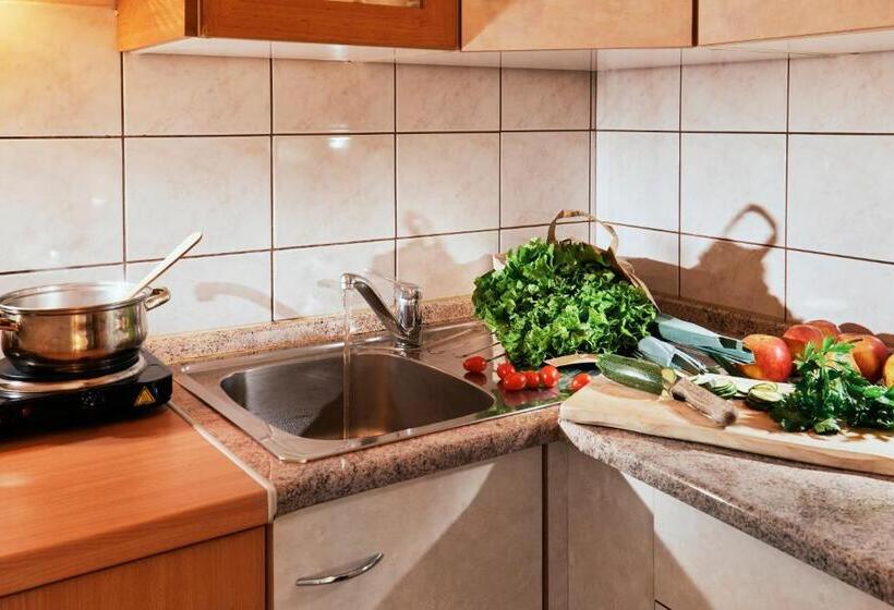 سوییت, Rooms & Restaurant Ostarija