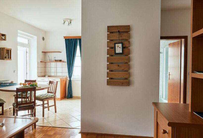 آپارتمان 1 خوابه با تراس, Rooms & Restaurant Ostarija