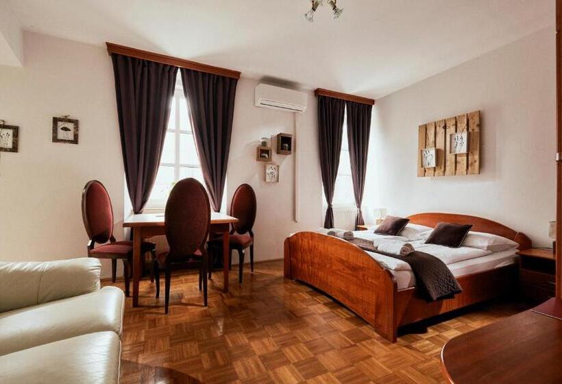سوییت خانوادگی, Rooms & Restaurant Ostarija