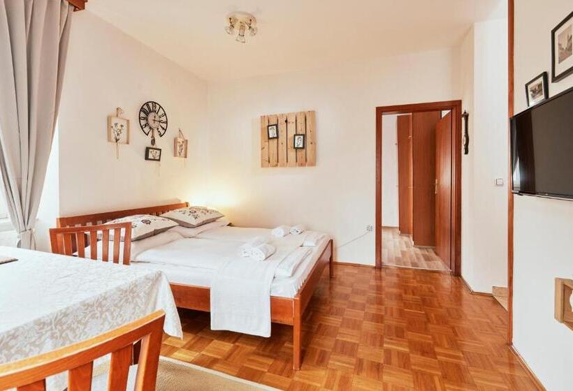 اتاق خانوادگی, Rooms & Restaurant Ostarija