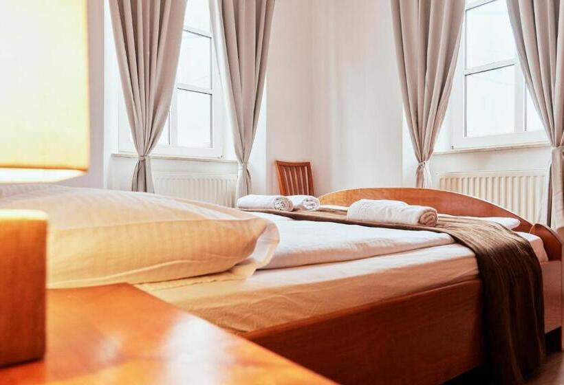 اتاق خانوادگی, Rooms & Restaurant Ostarija