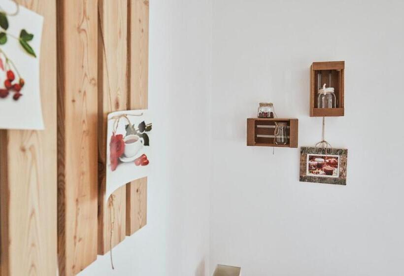 اتاق خانوادگی, Rooms & Restaurant Ostarija