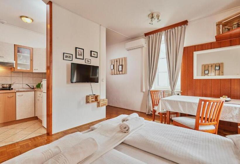 اتاق خانوادگی, Rooms & Restaurant Ostarija