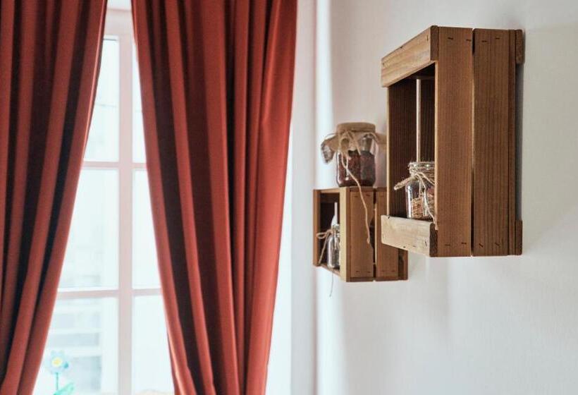 سوییت, Rooms & Restaurant Ostarija