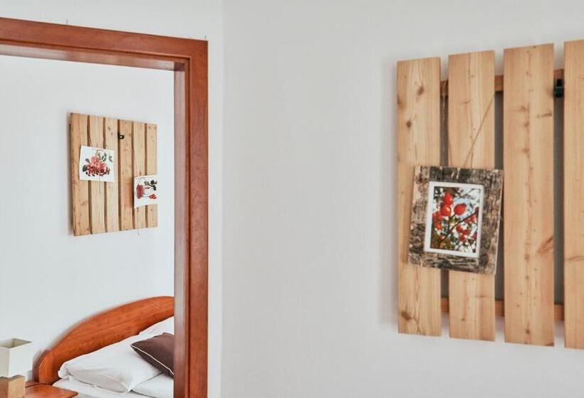 سوییت, Rooms & Restaurant Ostarija